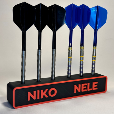 Dart-Wandhalterung personalisierbar & nachhaltig für 6 Darts - Praktisches Zubehör und ideales Geschenk, Außenfarbe: Schwarz, Schriftfarbe: Schwarz