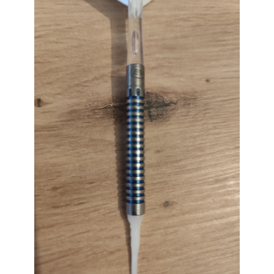 Evo E-Dart Manfred Bilderl, Barrel 90% Tungsten, Länge 47mm, Durchmesser 6,4mm, Gewicht 18g, mit blauen Ringgrip.